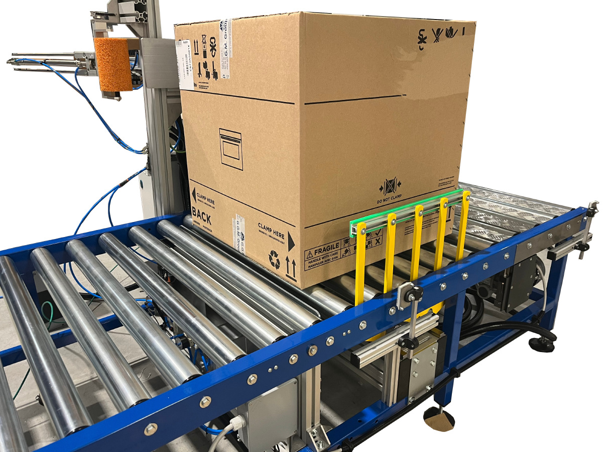 Roller conveyor for labelling